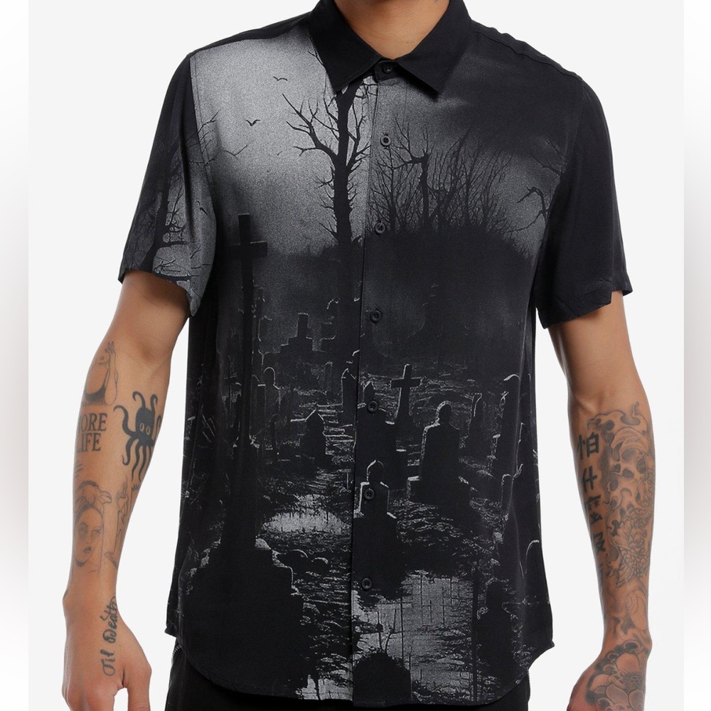 Unisex Cemetery Scene Woven Button Up Shirt Hot Topic‎ Halloween Horror